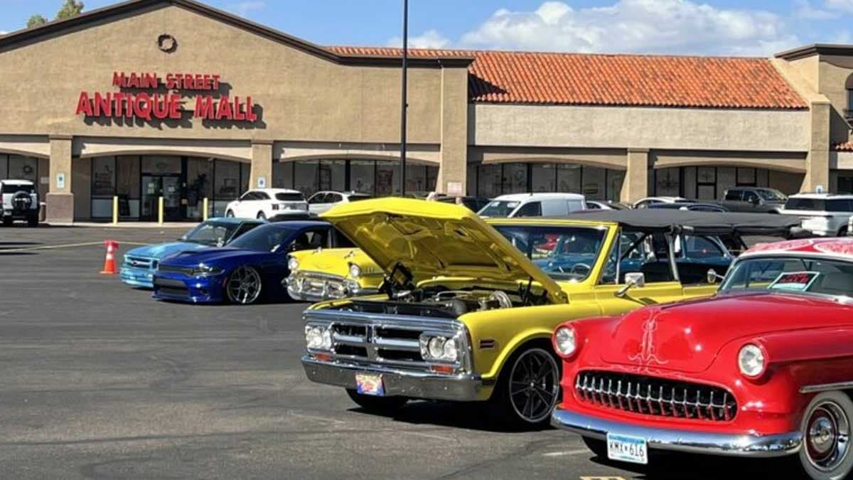 Sunday Cruise In Antique Mall