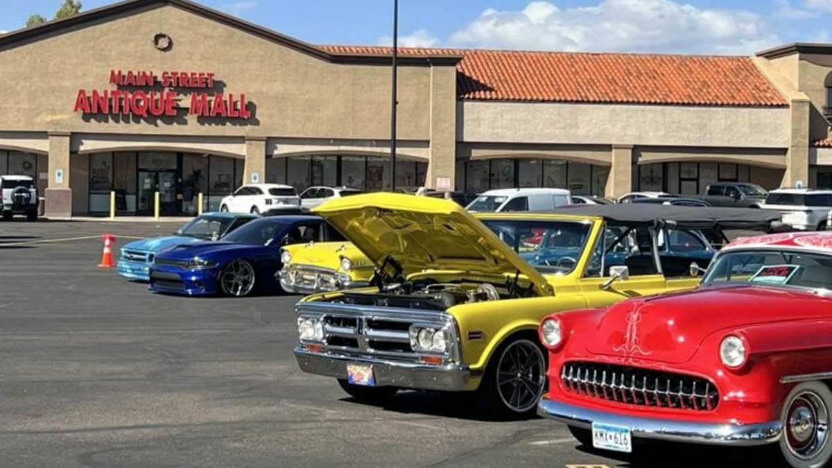 Sunday Cruise In Antique Mall